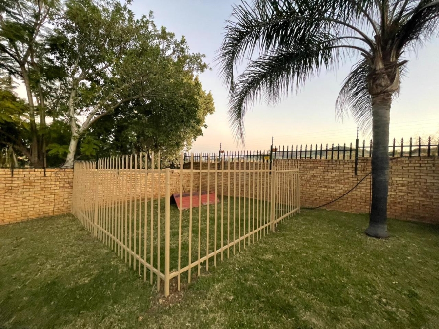 To Let  Bedroom Property for Rent in Cashan North West